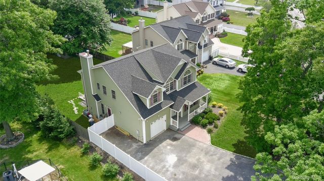 40 Muncey Road, Bay Shore, NY 11706