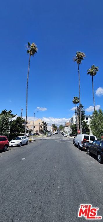 Image 2 of property listing at 178 N Mariposa Avenue, Los Angeles, CA 90004