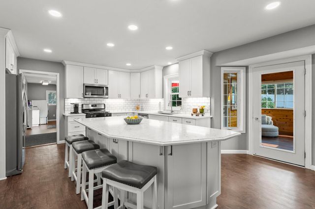 1801 Valley Ridge Trail S, Chanhassen, MN 55317