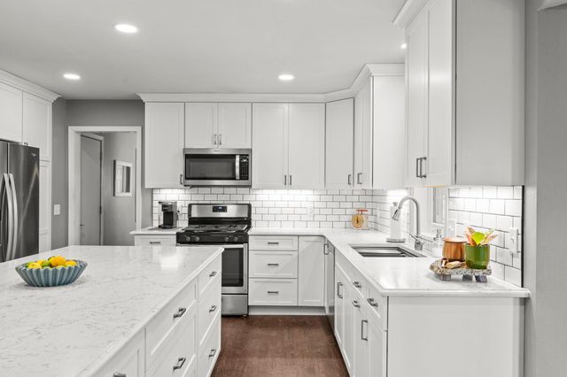 1801 Valley Ridge Trail S, Chanhassen, MN 55317