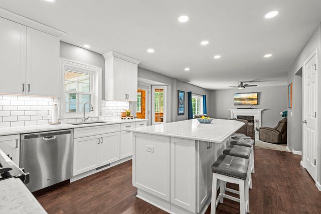 1801 Valley Ridge Trail S, Chanhassen, MN 55317