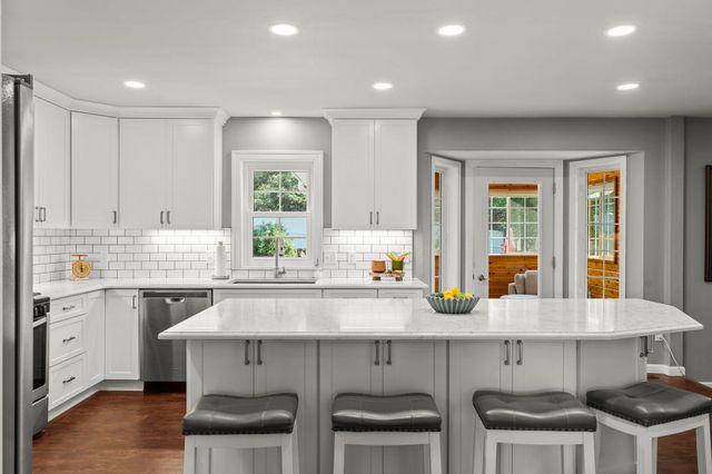 1801 Valley Ridge Trail S, Chanhassen, MN 55317