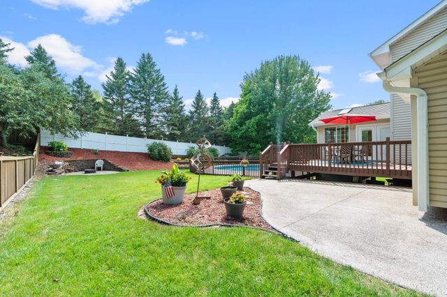 1801 Valley Ridge Trail S, Chanhassen, MN 55317