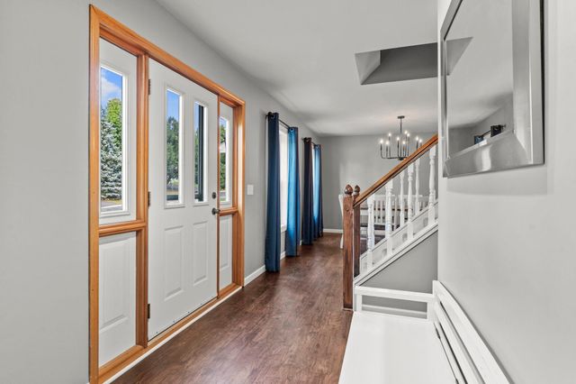 1801 Valley Ridge Trail S, Chanhassen, MN 55317