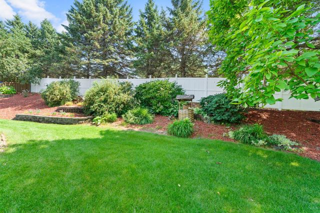 1801 Valley Ridge Trail S, Chanhassen, MN 55317