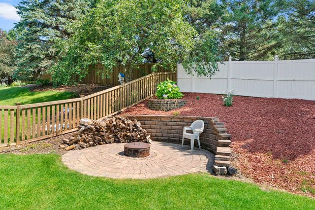 1801 Valley Ridge Trail S, Chanhassen, MN 55317