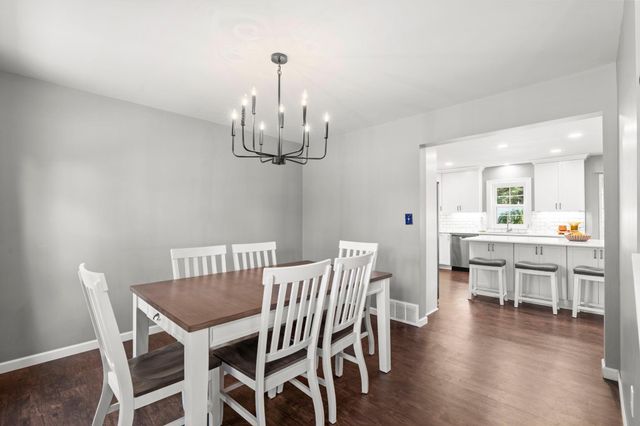 1801 Valley Ridge Trail S, Chanhassen, MN 55317