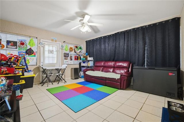 1112 SW 9th CT, Cape Coral, FL 33991