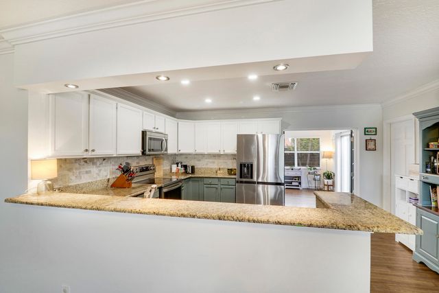 104 BANYAN Circle, Jupiter, FL 33458