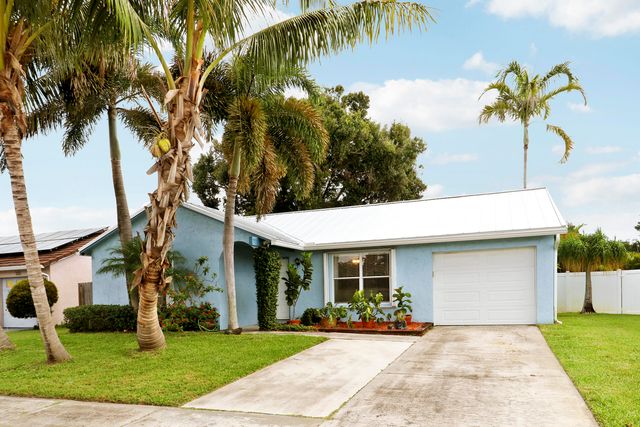 104 BANYAN Circle, Jupiter, FL 33458