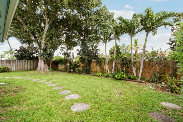 104 BANYAN Circle, Jupiter, FL 33458