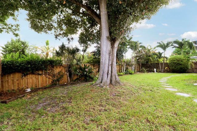 104 BANYAN Circle, Jupiter, FL 33458