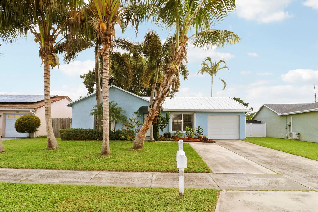 104 BANYAN Circle, Jupiter, FL 33458