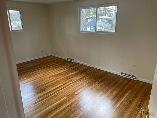 11 Debra Ln, Framingham, MA 01701