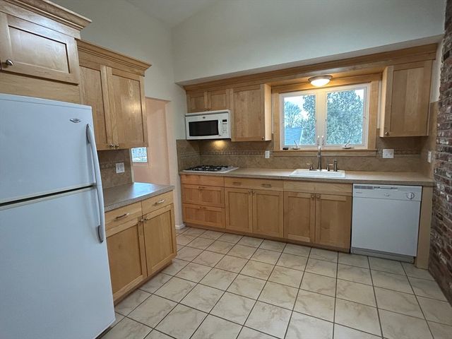 11 Debra Ln, Framingham, MA 01701