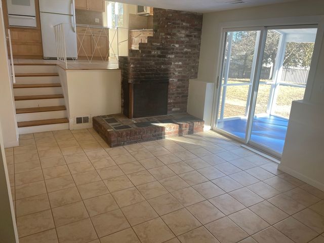 11 Debra Ln, Framingham, MA 01701