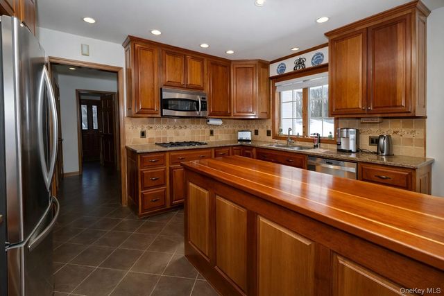 3 Danielle Court, Montebello, NY 10901