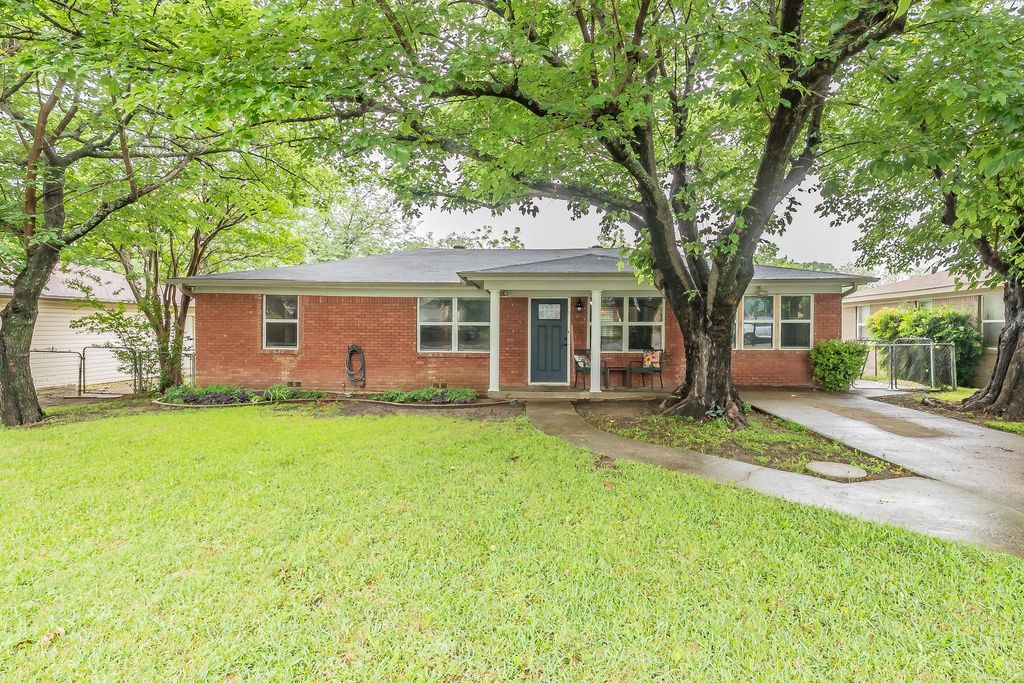 1009 Zelda, Hurst, TX 76053