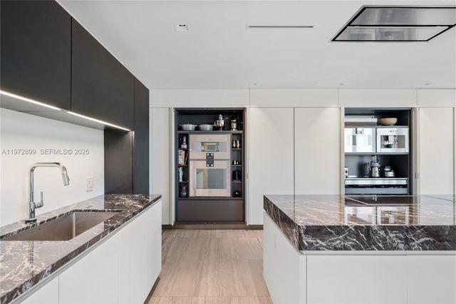 1000 Biscayne Blvd 3201, Miami, FL 33132