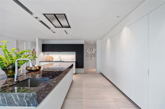 1000 Biscayne Blvd 3201, Miami, FL 33132