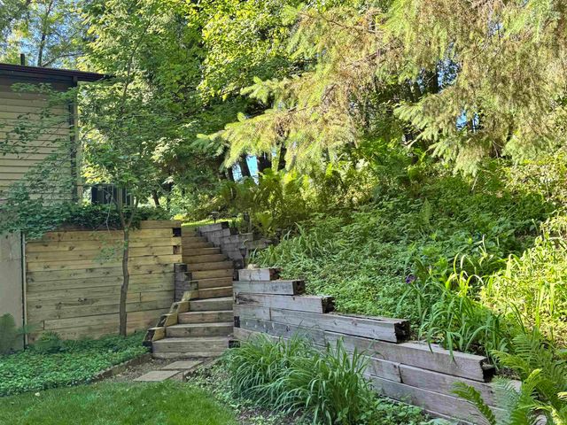 21465 Old Walnut Court, South Bend, IN 46628