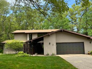 21465 Old Walnut Court, South Bend, IN 46628