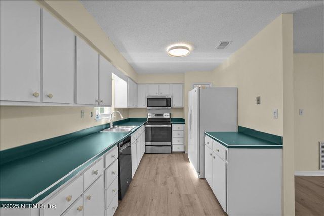 105 CRESTWOOD Drive, Interlachen, FL 32148