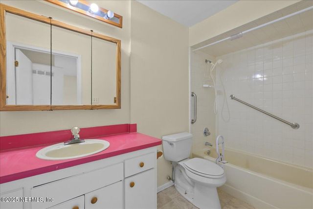 105 CRESTWOOD Drive, Interlachen, FL 32148