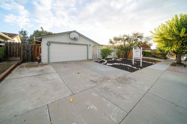 945 Matador Drive, Hollister, CA 95023