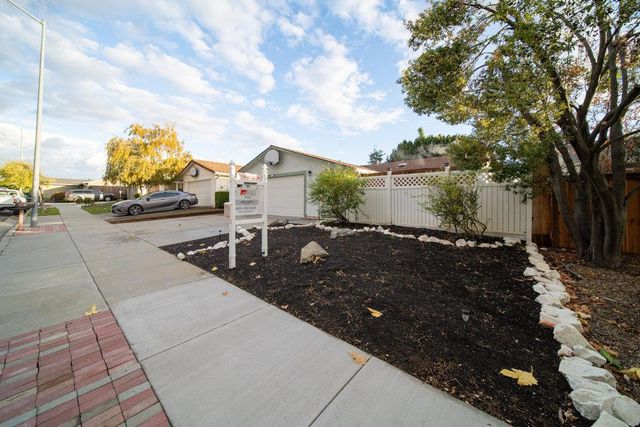 945 Matador Drive, Hollister, CA 95023