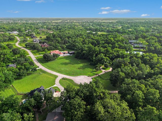 8635 Halls Retreat Court, Missouri City, TX 77459