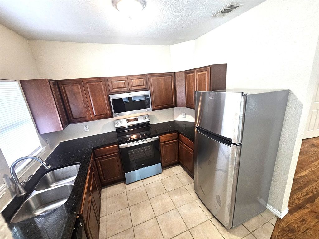 1927 W 10th Street, Dallas, TX 75208