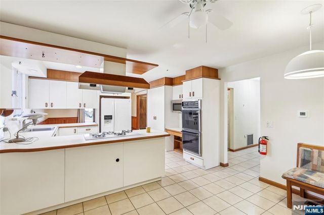 733 Rivenwood Road, Franklin Lakes, NJ 07417