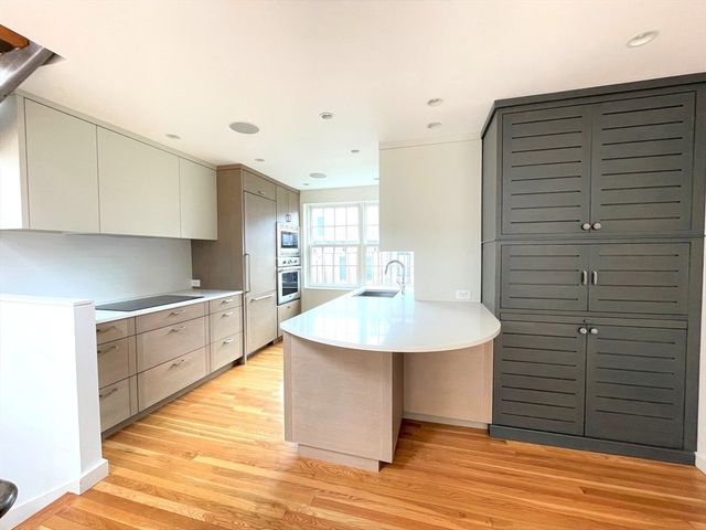 33 Lawrence St Penthouse, Boston, MA 02116