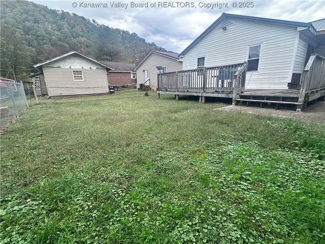 110 Surface Street, East Bank, WV 25067