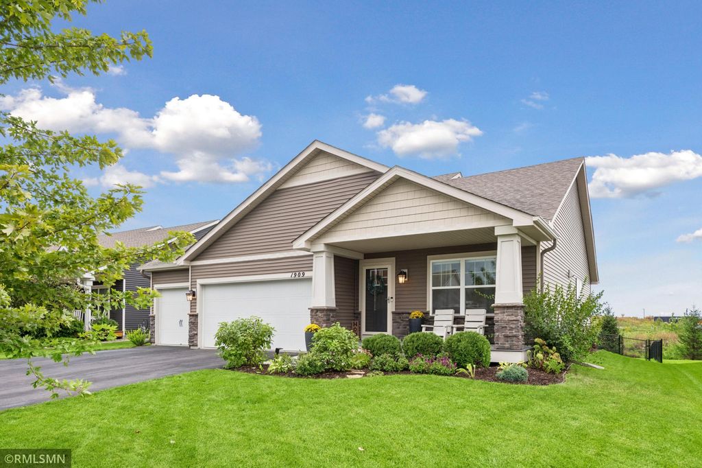 1909 Meridian Curve, Carver, MN 55315