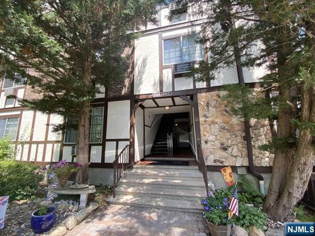 2002 Hawthorne Lane, Mahwah, NJ 07430