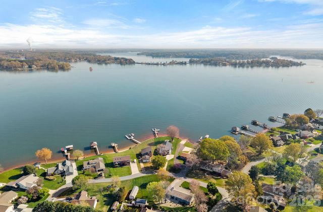 8182 Mountain Shore Drive, Sherrills Ford, NC 28673