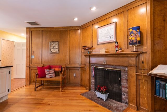 1196 Florence Rd, Northampton, MA 01062