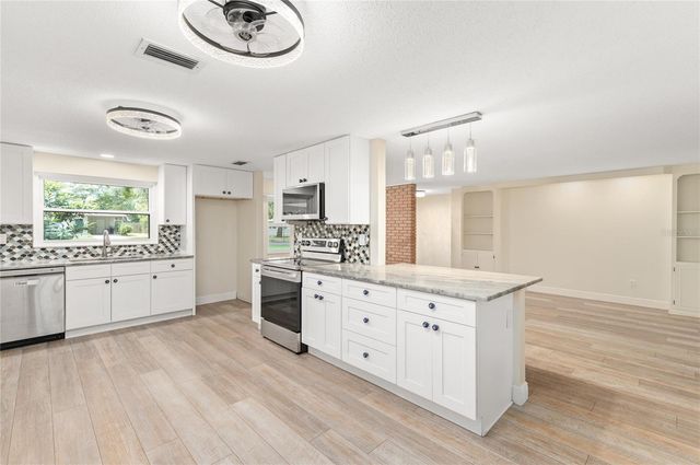 405 OAKHURST STREET, Altamonte Springs, FL 32701