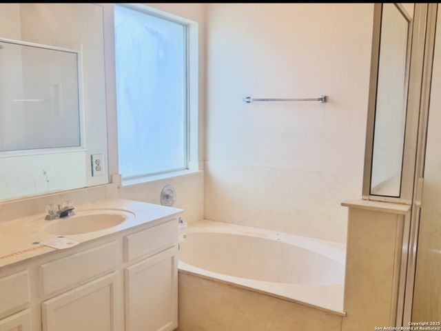 135 Muirfield, La Vernia, TX 78121