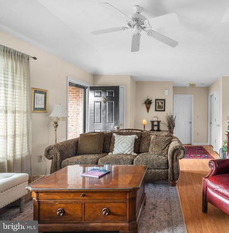 1076 STUART DR, Front Royal, VA 22630