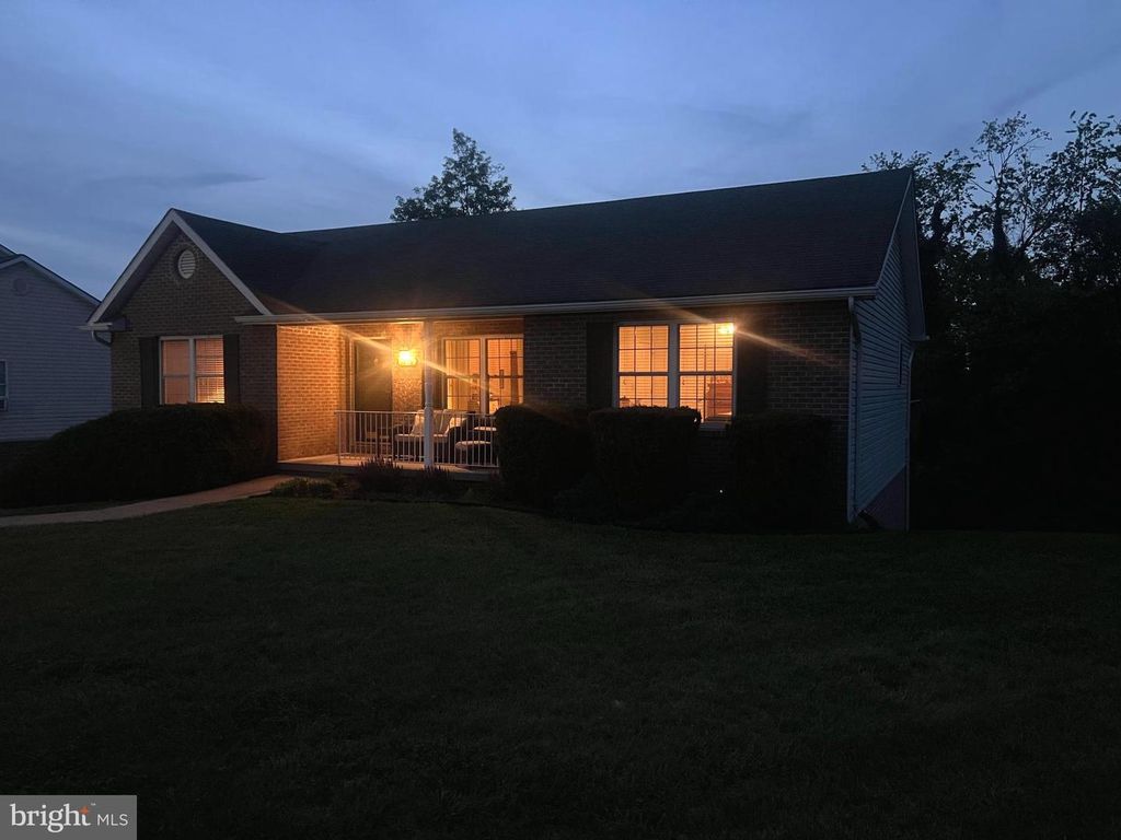 1076 STUART DR, Front Royal, VA 22630