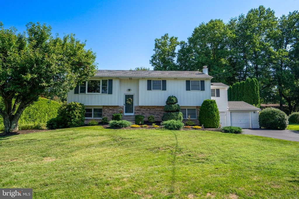 2017 ADAMS RD, EAST GREENVILLE, PA 18041 — exterior