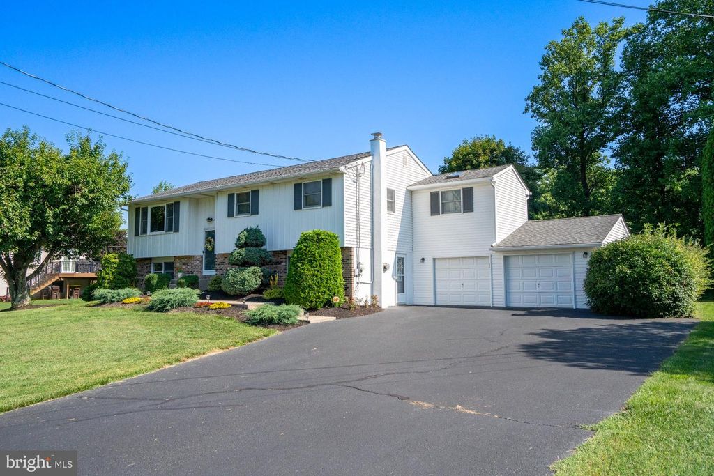 2017 ADAMS RD, EAST GREENVILLE, PA 18041 — photo 2