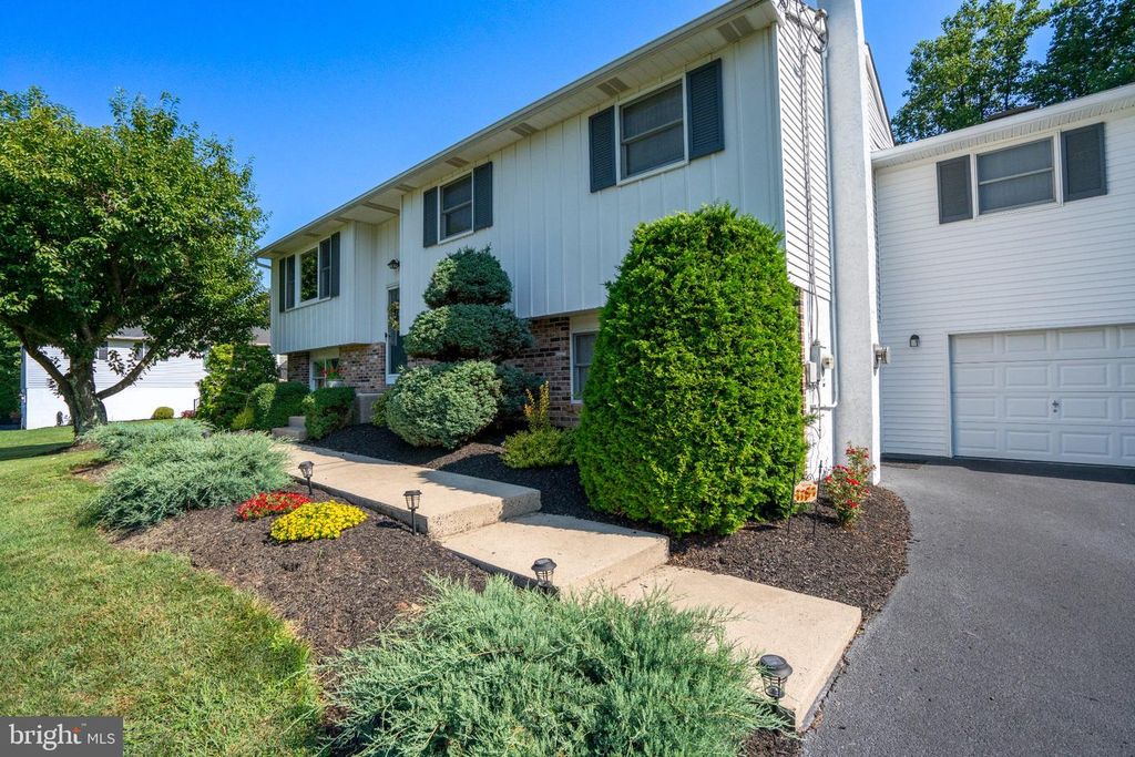 2017 ADAMS RD, EAST GREENVILLE, PA 18041 — photo 3