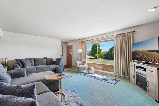 W130N6219 River DRIVE, Menomonee Falls, WI 53051