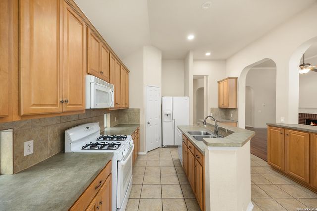 9830 Great Basin Dr, San Antonio, TX 78251