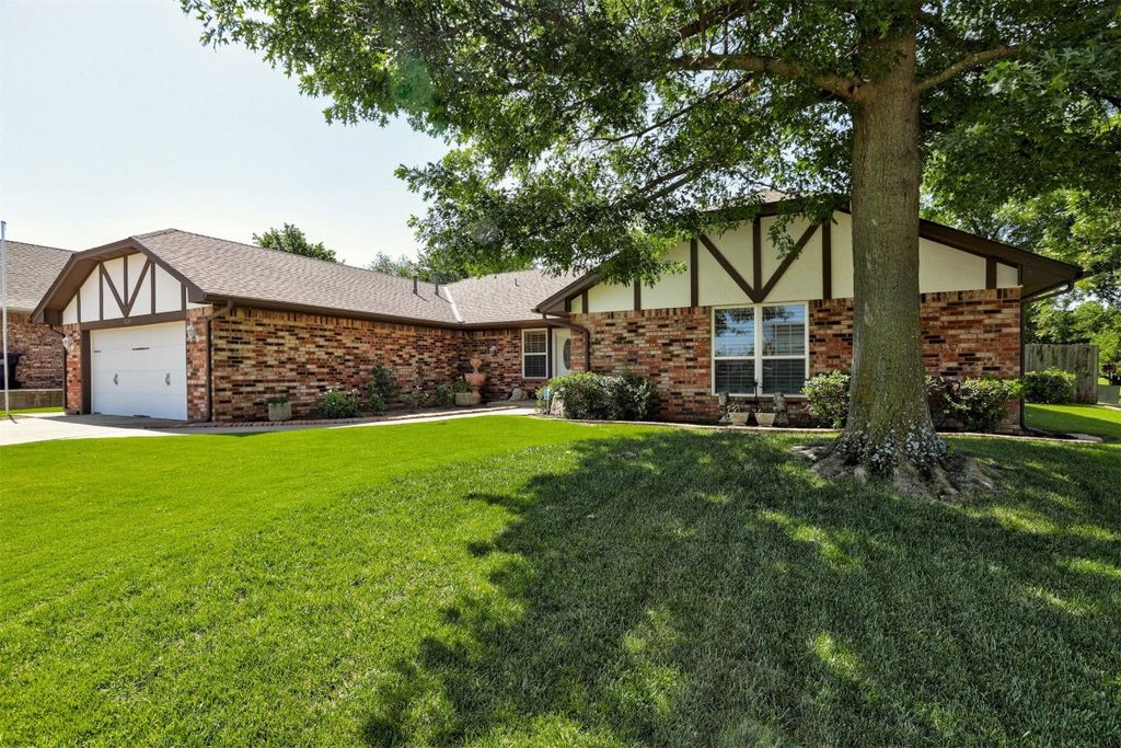 11230 Folkstone Drive, Yukon, OK 73099