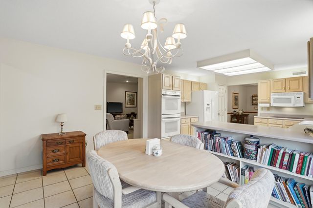 1202 VINTAGE DR, Columbia, MO 65203